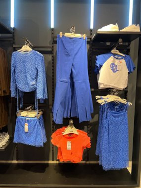 Varşova, Polonya - 26 Temmuz 2022: Alışveriş merkezinde moda mağazası görüntüsü