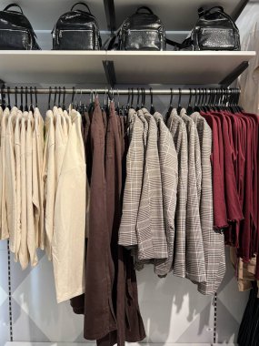 Varşova, Polonya - 26 Temmuz 2022: Alışveriş merkezinde moda mağazası görüntüsü