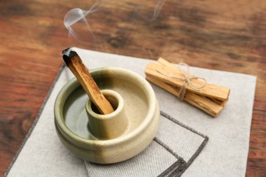 Palo Santo için için için için için yanan tahta bir masa.