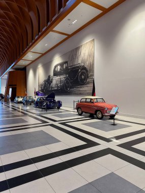 Lahey, Hollanda - 8 Kasım 2022: Louwman Müzesi 'nde birçok farklı retro otomobillerin görüntüsü