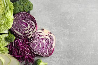 Açık gri masada farklı kesim lahana türleri, düz yatıyordu. Metin için boşluk