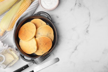 Beyaz mermer masada servis edilen soslu lezzetli mısır krepleri. Metin için boşluk