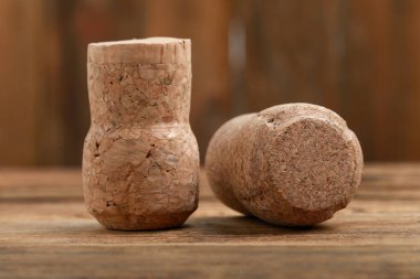 Şarap şişelerinin tıpaları ahşap masada, yakın plan.