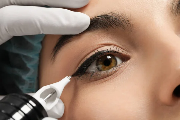 Ung Kvinna Genomgår Förfarandet Med Permanent Eyeliner Makeup Närbild — Stockfoto