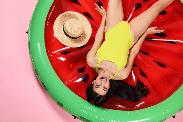 Junge Frau Stylischem Badeanzug Auf Aufblasbarer Matratze Vor Rosa Hintergrund — Stockfoto