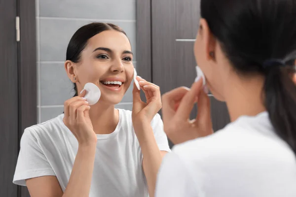 Young Woman Using Cotton Pads Micellar Water Mirror Bathroom — Stock Photo, Image