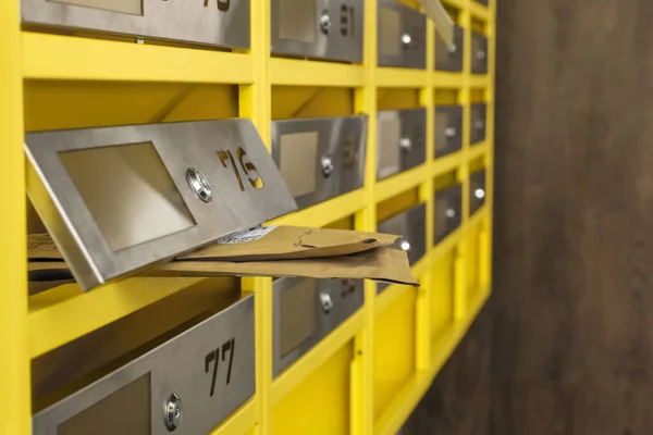Μεταλλικά Γραμματοκιβώτια Κλειδαρότρυπες Αριθμούς Και Φακέλους Στο Ταχυδρομείο Closeup — Φωτογραφία Αρχείου