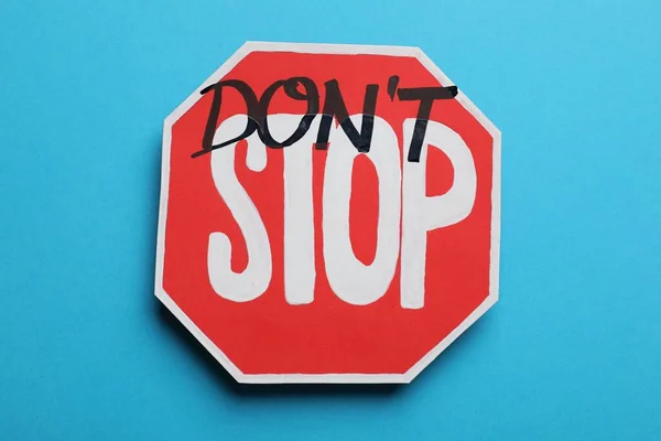 停止しないでください 動機的なフレーズ ライトブルーの背景に文字を追加した道路標識ステッカー — ストック写真