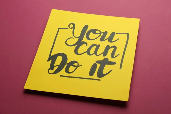 Tarjeta Amarilla Con Frase Motivacional You Can Sobre Fondo Borgoña —  Fotos de Stock