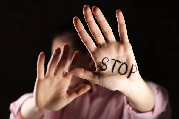 Женщина Словом Stop Написано Руке Темном Фоне Крупным Планом Концепция — стоковое фото