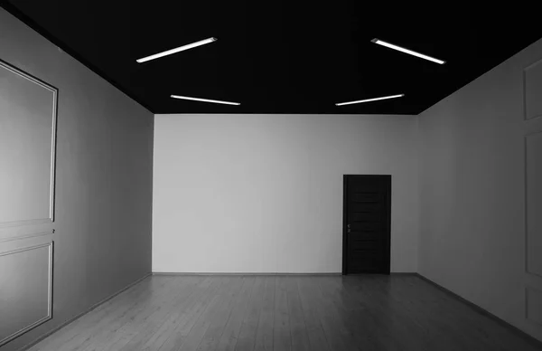 Leerer Renovierter Raum Mit Weißen Wänden Und Schwarzer Tür — Stockfoto