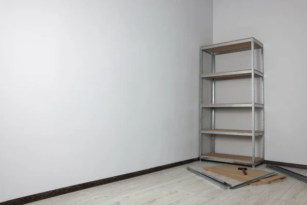 Büroraum Mit Weißen Wänden Und Metallregal Raum Für Text — Stockfoto