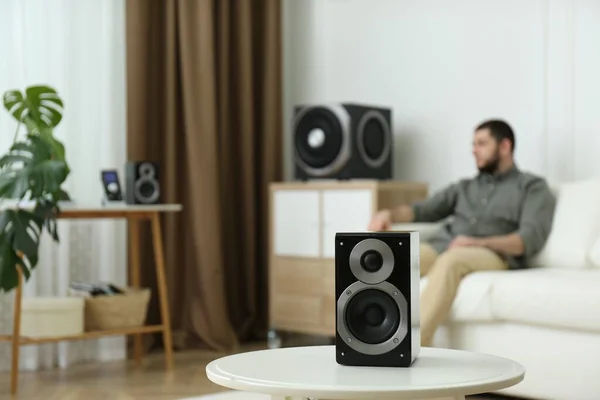 Hombre Disfrutando Música Con Sistema Altavoces Audio Moderno Habitación —  Fotos de Stock