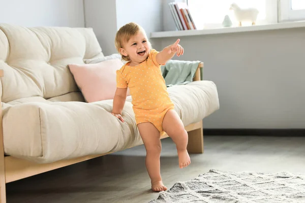 Lindo Bebé Aprendiendo Caminar Sala Estar — Foto de Stock