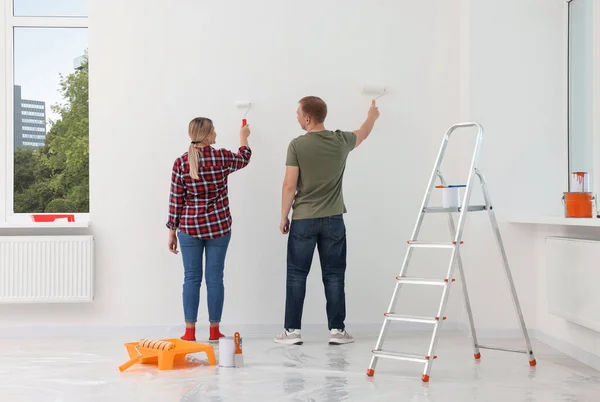 Couple Painting Wall Apartment Repair Back View — Stock Photo, Image