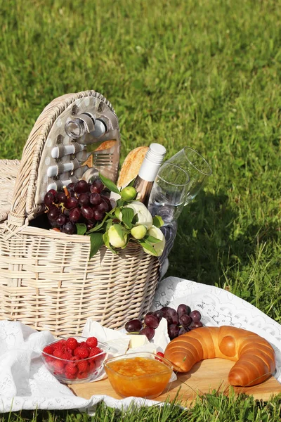 Picnic Blanket Tasty Food Flowers Basket Cider Green Grass Outdoors — Foto de Stock