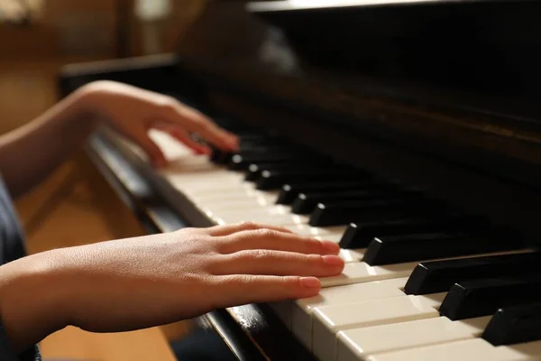 小孩弹钢琴 音乐课 — 图库照片