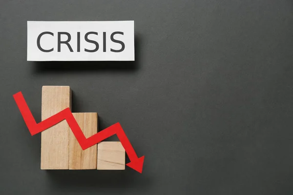 Papír Lap Szó Válság Chart Csökkenő Piros Nyíl Szürke Háttér — Stock Fotó
