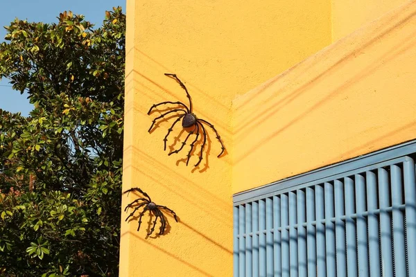黄色建筑墙上的可怕的大蜘蛛万圣节装饰 — 图库照片