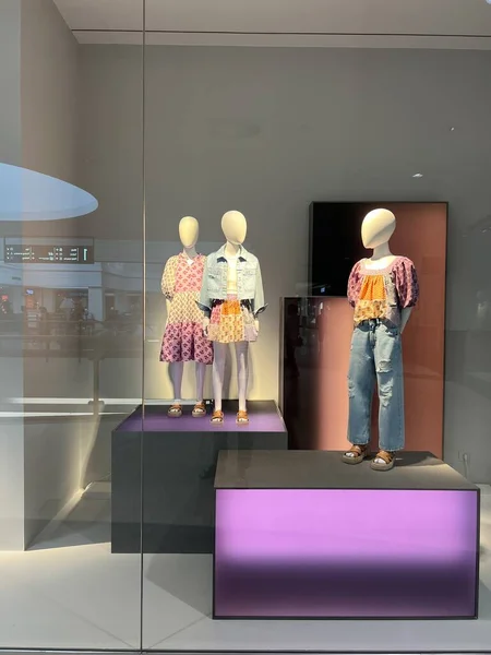 Varşova Polonya Temmuz 2022 Alışveriş Merkezinde Moda Mağazası Görüntüsü — Stok fotoğraf