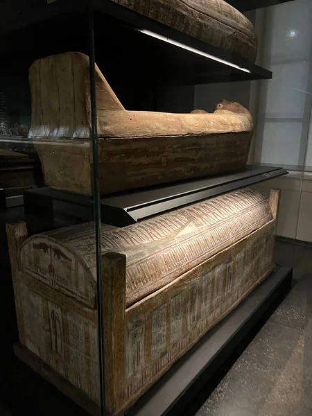 2022年8月7日 在国立文物博物馆 Rijksmuseum Van Oudheden 与古埃及石棺一起展出 — 图库照片