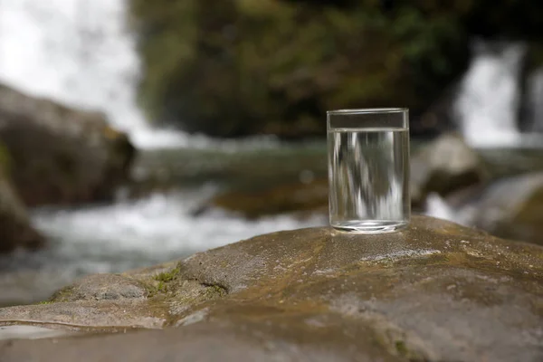 Склянка Прісної Води Камені Біля Струмка Відкритому Повітрі Простір Тексту — стокове фото