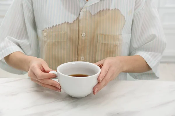 Kobieta Rozlaną Kawą Koszuli Siedzi Przy Marmurowym Stole Zbliżenie — Zdjęcie stockowe