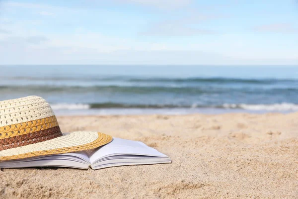 Otevřená Kniha Klobouk Písečné Pláži Moře Mezera Pro Text — Stock fotografie