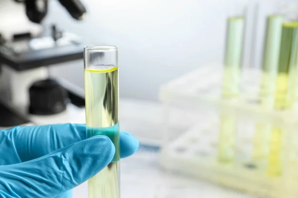 Docteur Tenant Une Éprouvette Avec Échantillon Urine Pour Analyse Laboratoire — Photo