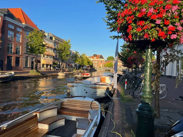 Leiden Holandia Sierpnia 2022 Malowniczy Widok Kanał Miejski Zacumowanymi Łodziami — Zdjęcie stockowe