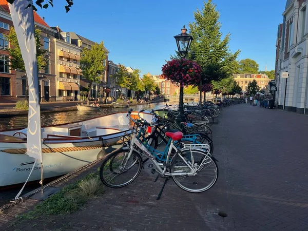 Leiden Holandia Sierpnia 2022 Malowniczy Widok Ulicę Miejską Zaparkowanymi Rowerami — Zdjęcie stockowe