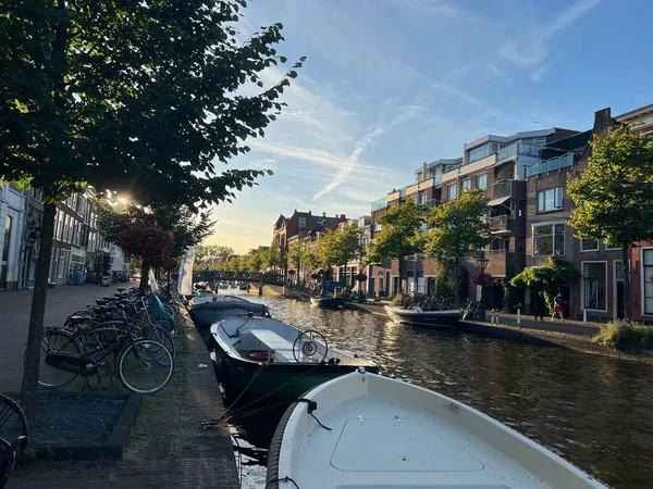 Leiden Augustus 2022 Schilderachtig Uitzicht Het Stadskanaal Met Aangemeerde Boten — Stockfoto