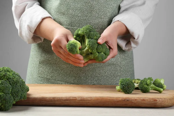 Vrouw Met Verse Broccoli Aan Houten Tafel Close — Stockfoto