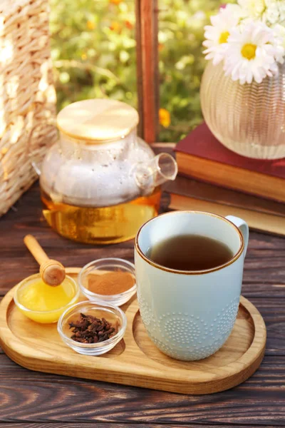 Bandeja Com Chá Delicioso Ingredientes Mesa Madeira — Fotografia de Stock
