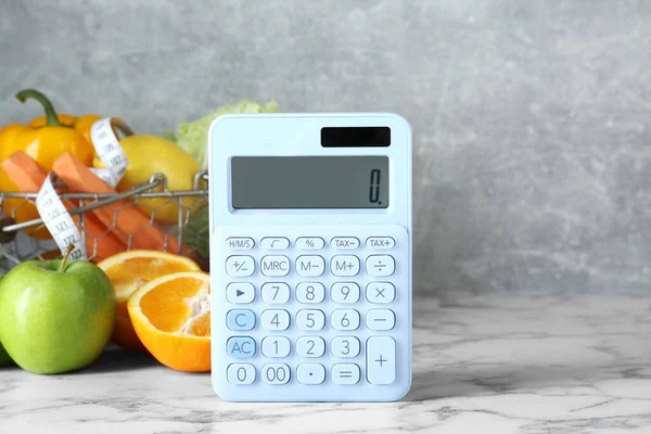 Hesap Makinesi Gıda Ürünleri Beyaz Mermer Masada Kilo Verme Konsepti — Stok fotoğraf