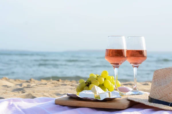 Vasos Con Vino Rosa Aperitivos Orillas Del Mar Arenoso Espacio — Foto de Stock