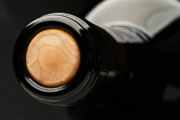 Nahaufnahme Von Kork Weinflasche Auf Schwarzem Hintergrund Platz Für Text — Stockfoto