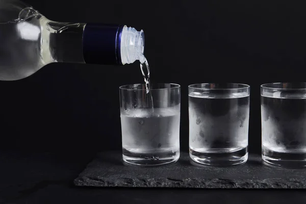 Häll Vodka Från Flaska Glas Svart Bord — Stockfoto