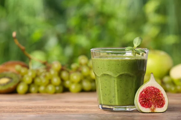 Склянка Свіжої Зеленої Смуги Інгредієнти Дерев Яному Столі Відкритому Повітрі — стокове фото