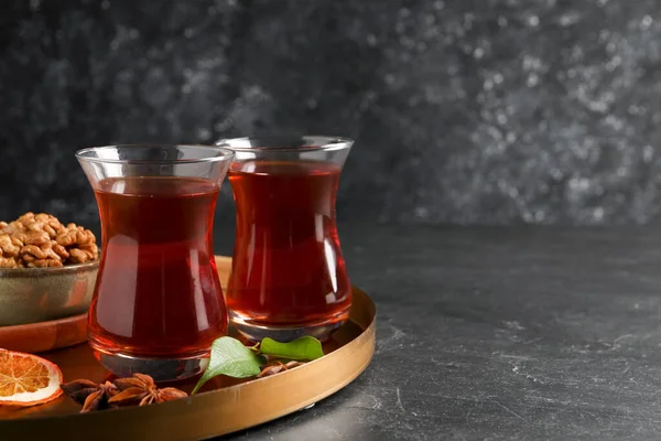 Taca Kieliszkami Tradycyjnej Herbaty Tureckiej Orzechów Włoskich Suszonej Pomarańczy Anyżu — Zdjęcie stockowe