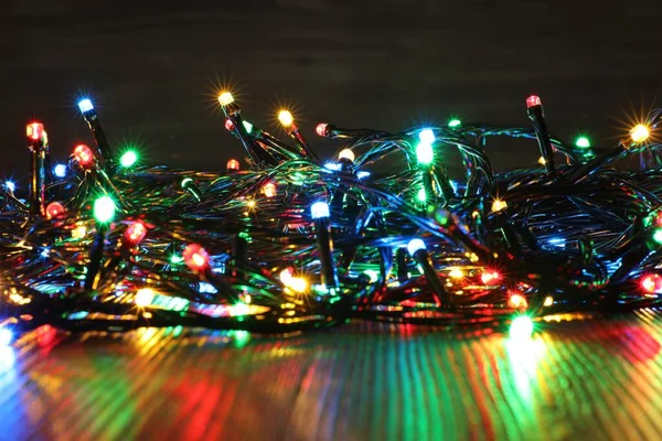 Hermosas Luces Navidad Coloridas Mesa Madera —  Fotos de Stock