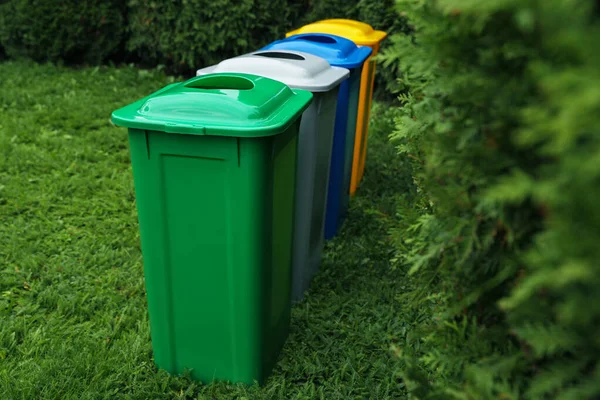 Mnoho Barevných Recyklačních Košů Zelené Trávě Venku — Stock fotografie