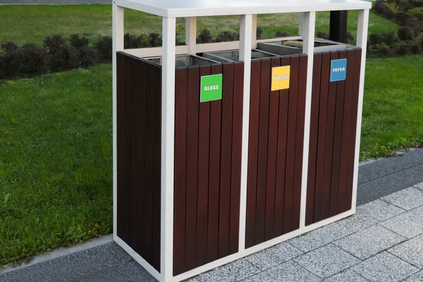 Verschillende Sorteerbakken Voor Afvalrecycling Buitenshuis — Stockfoto