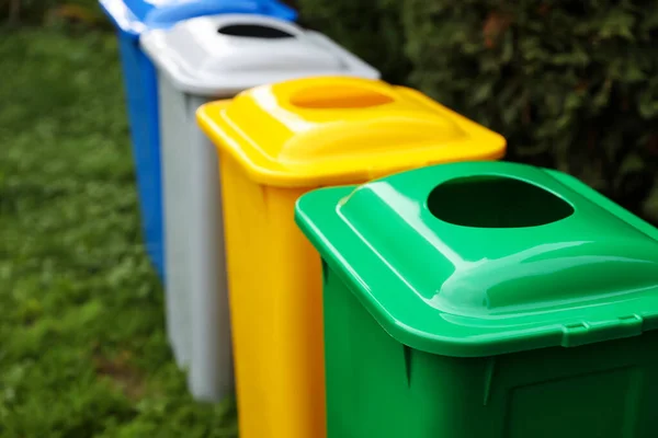 Wiele Pojemników Recyklingu Kolorów Zielonej Trawie Zewnątrz Miejsce Tekst — Zdjęcie stockowe