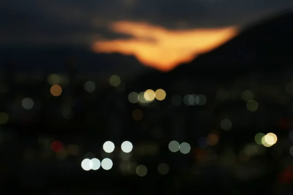 Sløret Udsigt Smukke Solnedgang Med Bjerge Byen Bokeh Effekt - Stock-foto
