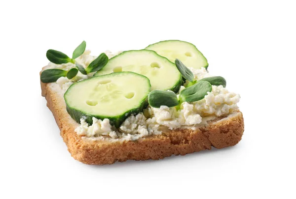 Leckeres Toast Mit Gurken Frischkäse Und Mikrogemüse Isoliert Auf Weiß — Stockfoto