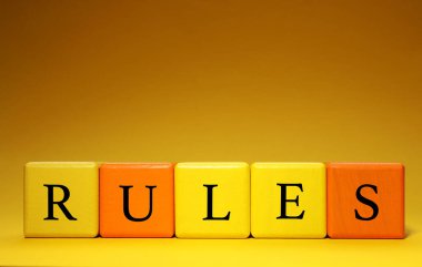 Kelime Kuralları koyu sarı arkaplanda harflerle renkli küplerden oluşur, metin için boşluk