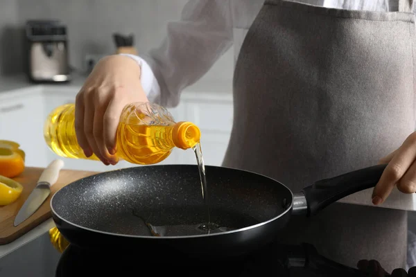 Woman Pouring Cooking Oil Bottle Frying Pan Stove Closeup — Stock Photo, Image
