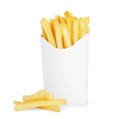 Beyaz arka planda lezzetli patates kızartması olan paket kâğıdı.