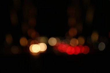 Gece şehir ışıklarının bulanık görüntüsü. Bokeh etkisi